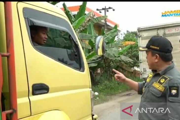 Gubernur Jambi temukan pelanggaran angkutan batu bara melintasi luar jadwal saat kunker di Batanghari