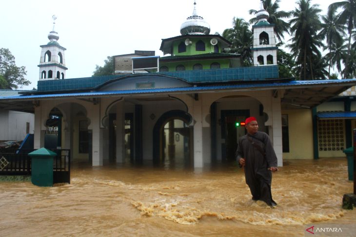 Dampak banjir HST 1.340 rumah terendam dan 162 orang mengungsi
