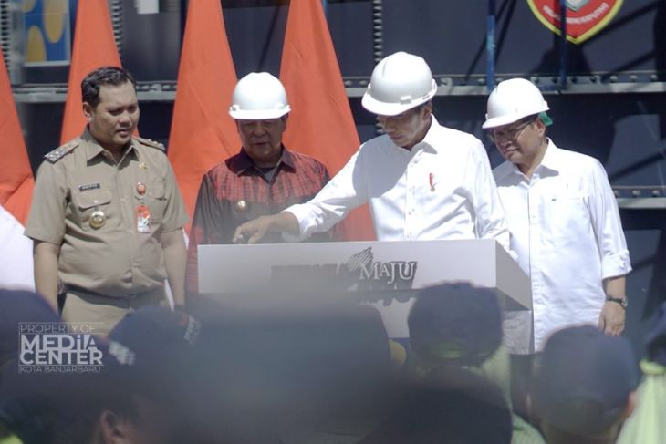Jokowi didampingi Gubernur Kalsel dan Wali Kota Banjarbaru resmikan SPAM Banjarbakula