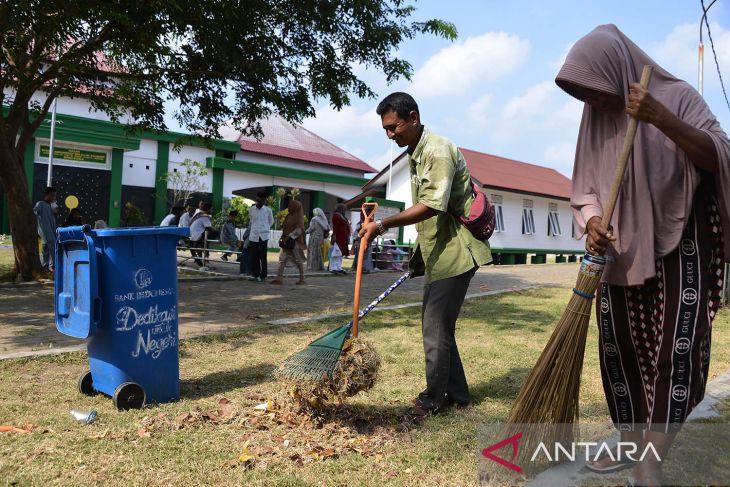 Pembersihan makam bersejarah ulama Aceh Syiah Kuala jelang Ramadhan 1444 H