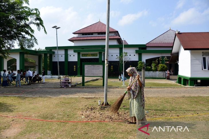 Pembersihan makam bersejarah ulama Aceh Syiah Kuala jelang Ramadhan 1444 H