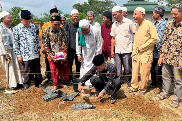 Bupati Merangin letakan batu pertama asrama putra Ponpes Darul Atiq