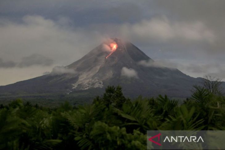 Gunung Merapi muntahkan lava pijar 17 kali pada Sabtu pagi