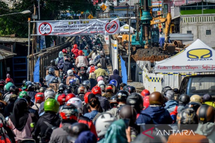 Perbaikan jalan Bogor - Sukabumi yang amblas 