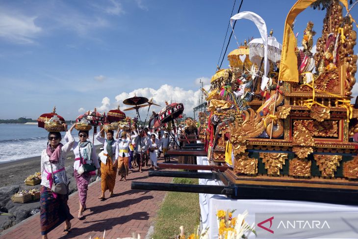 Ribuan warga Hindu di Bali ikuti Upacara Melasti jelang Hari Nyepi