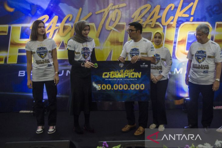 Hadiah pembinaan untuk tim voli putri Bandung BJB Tandamata 