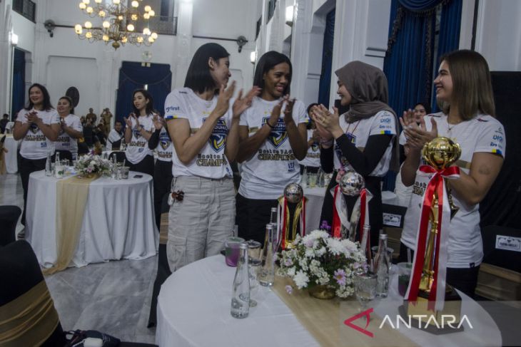 Hadiah pembinaan untuk tim voli putri Bandung BJB Tandamata 