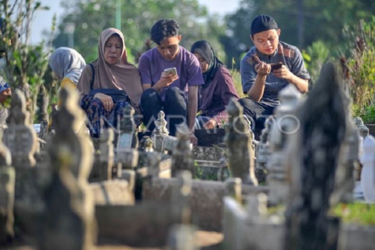 Ziarah kubur jelang ramadhan di Jambi