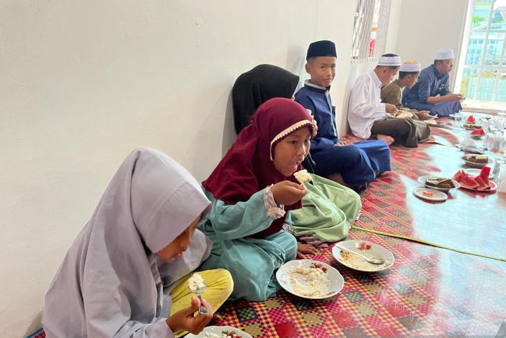 Antara Kalbar ajak  anak yatim dilingkungan rumah dinas doa bersama