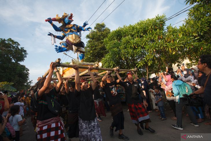 Pawai ogoh-ogoh di Surbaya