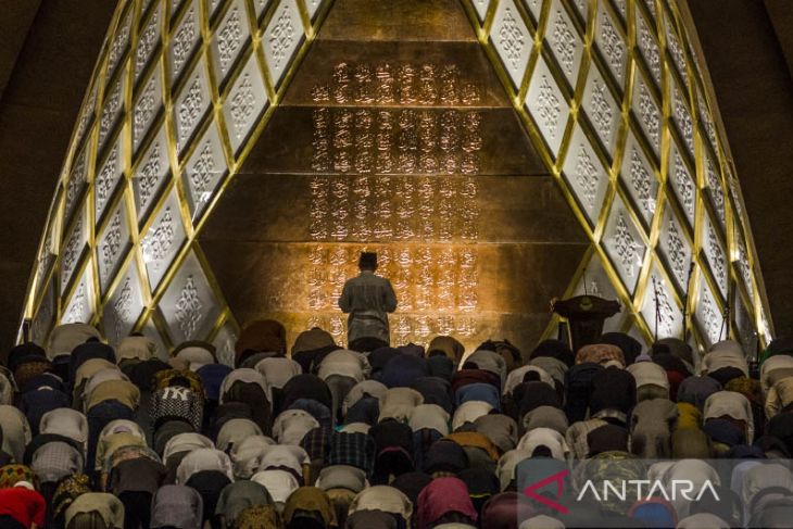 Tarawih pertama di Masjid Raya Al Jabbar Bandung