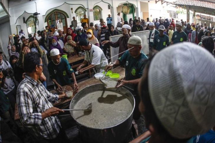 Tradisi membagikan bubur samin