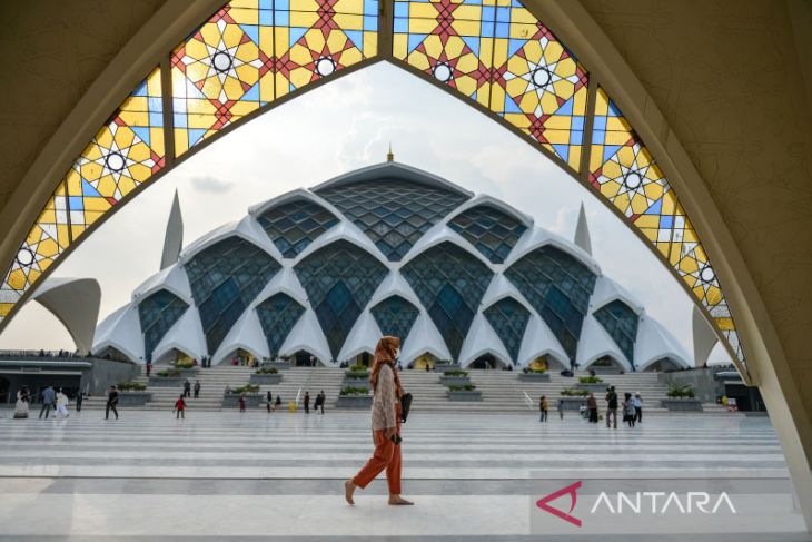 Ngabuburit di Masjid Raya Al Jabbar 