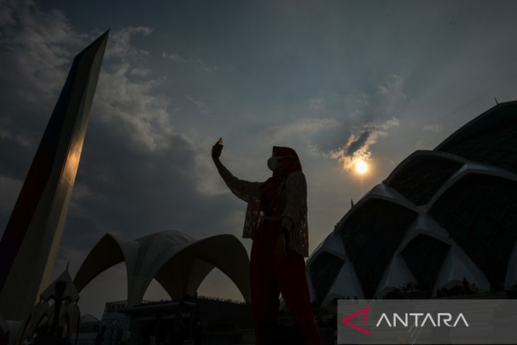 Ngabuburit di Masjid Raya Al Jabbar 