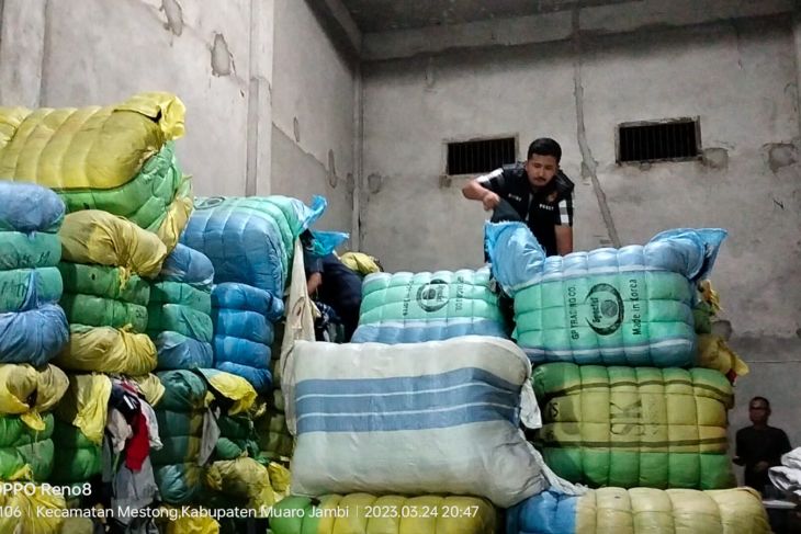 Ditreskrimsus Polda Jambi gerebek gudang pakaian bekas di Muaro Jambi
