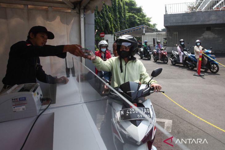 Penukaran uang tunai baru lantatur di Surabaya