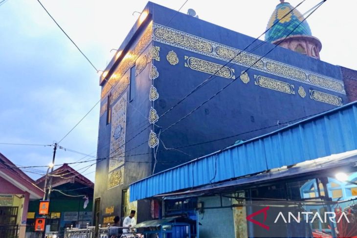 Rahmatan Lil'Alamin, Masjid Bernuansa Ka'bah Di Sudut Perkampungan ...