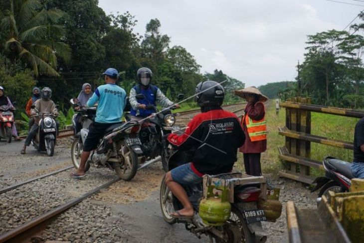 Perlintasan kereta api tanpa palang pintu