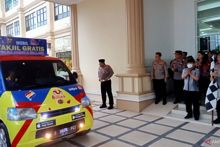 Polda Jambi bagikan takjil selama Ramadhan