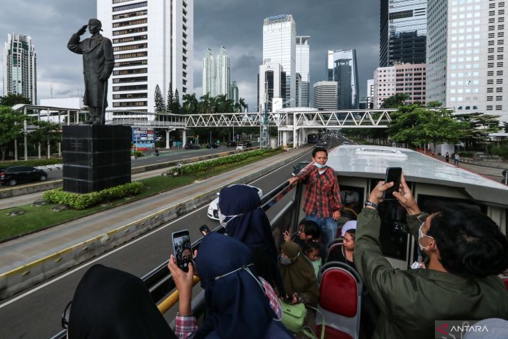 Ngabuburit naik bus tingkat wisata keliling Jakarta