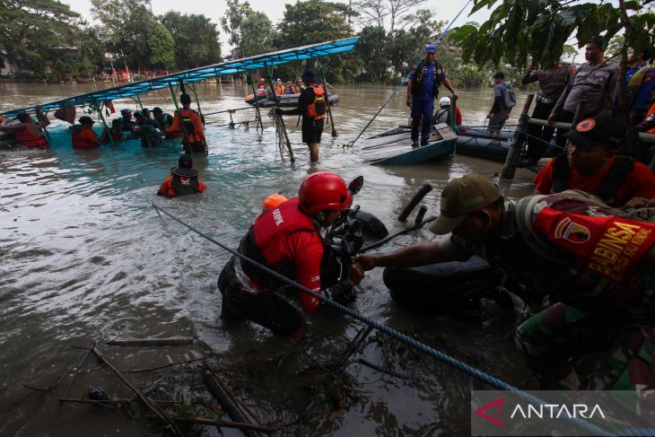 Perahu tambang tenggelam di Surabaya