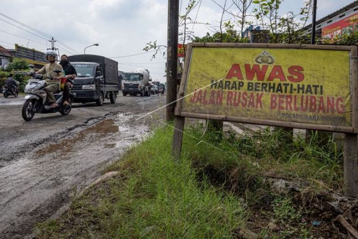 Jalan rusak di jalur Semarang-Purwodadi