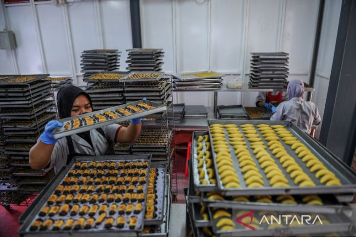 Produksi kue kering untuk lebaran 