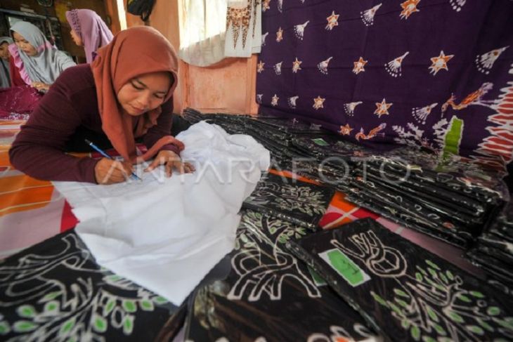 Upaya perempuan menyelamatkan bakau melalui batik