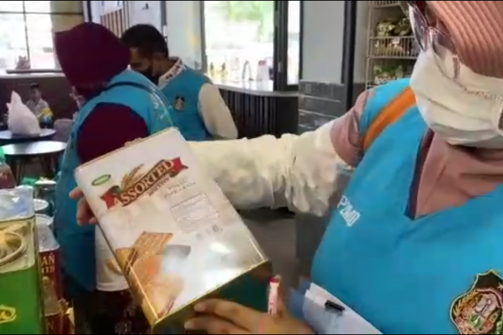 Tim Dinkes sedang melakukan inspeksi mendadak di warung Bakso Surya