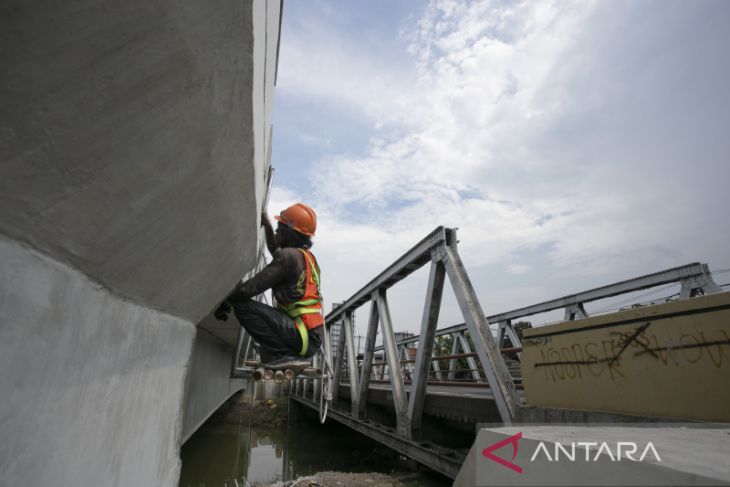 Perbaikan jembatan di jalur Pantura 
