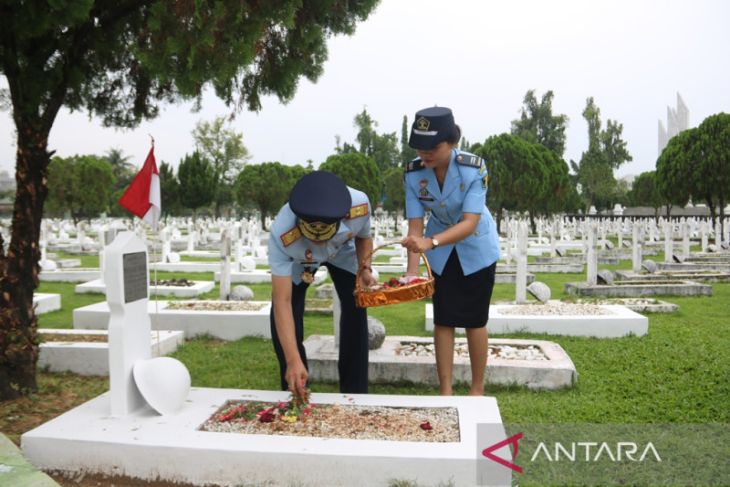 Kakanwil Kemenkumham Sumut Tabur Bunga Di Makam Pahlawan Semarakkan Hbp