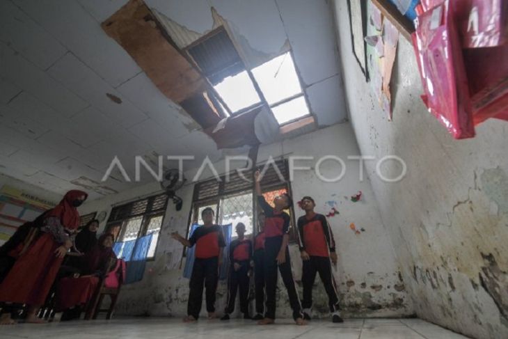 Sekolah terdampak angin puting beliung