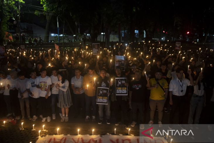 Aksi 1000 lilin untuk sepak bola Indonesia 