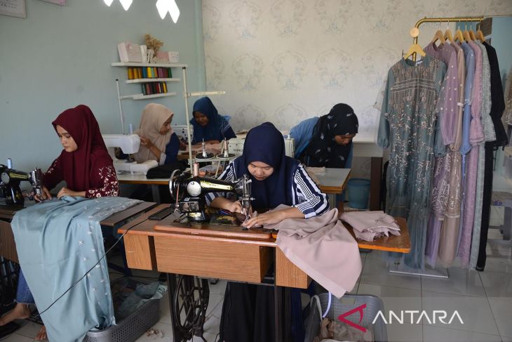 Usaha produksi busana muslim jelang Idul Fitri