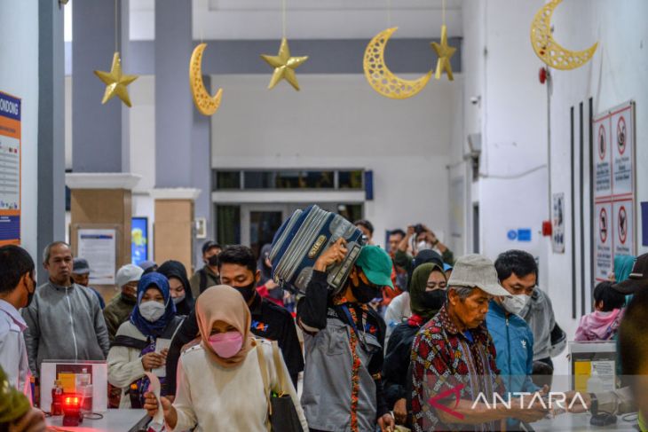 Arus mudik di Stasiun Kiaracondong 