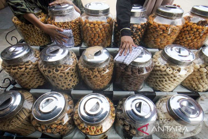 FOTO - Penjualan Kue Kering Lebaran Produksi UMKM