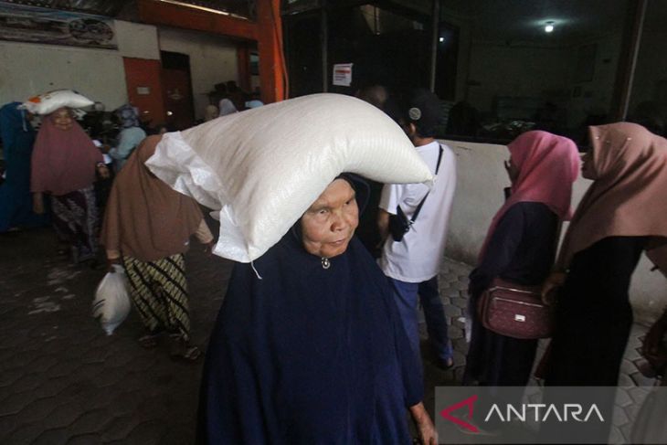 FOTO - Penyaluran Cadangan Beras Pemerintah