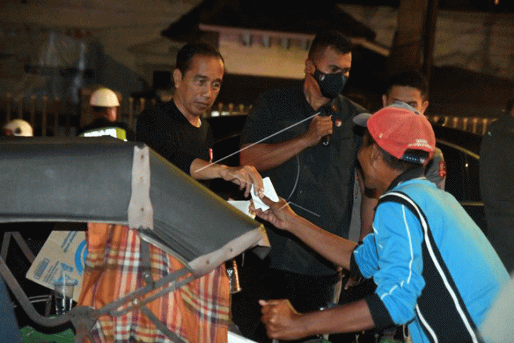 Presiden Jokowi bagi-bagi sembako di Kota Bogor