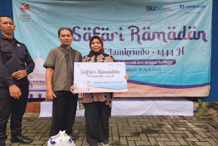 Jamkrindo Sukabumi bagikan paket sembako ke warga
