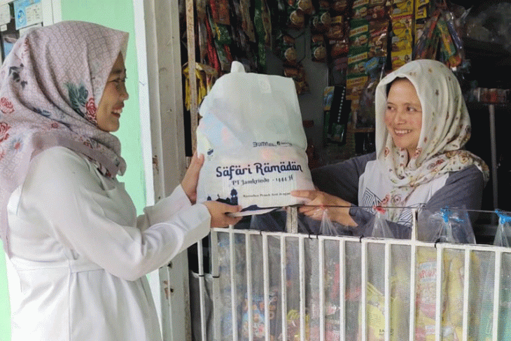 Jamkrindo Sukabumi bagikan paket sembako ke warga