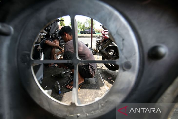 FOTO - Servis sepeda motor jelang mudik lebaran