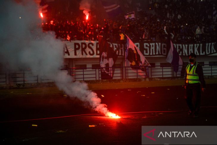 Kekecewaan pendukung Persib Bandung usai kalah 