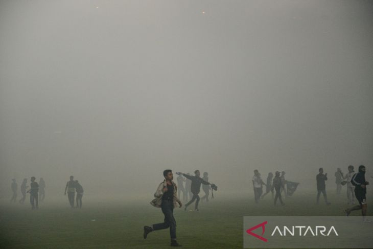 Kekecewaan pendukung Persib Bandung usai kalah 