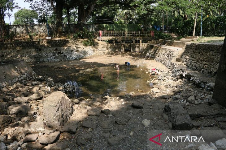 FOTO - Pemandian wisata mengering terdampak kemarau