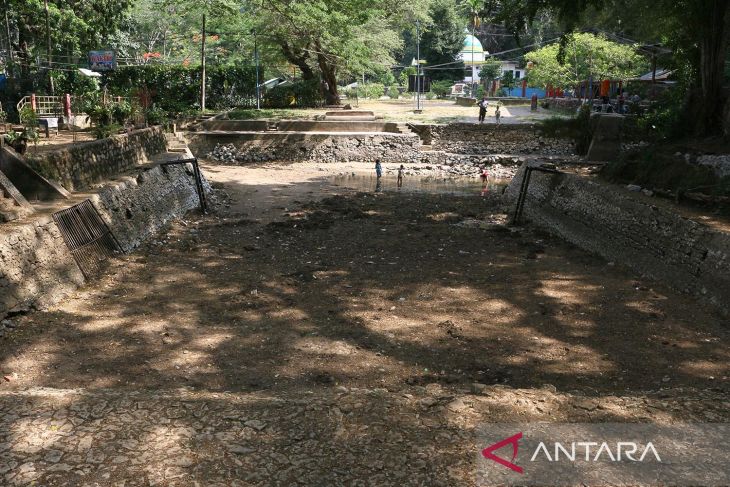 FOTO - Pemandian wisata mengering terdampak kemarau