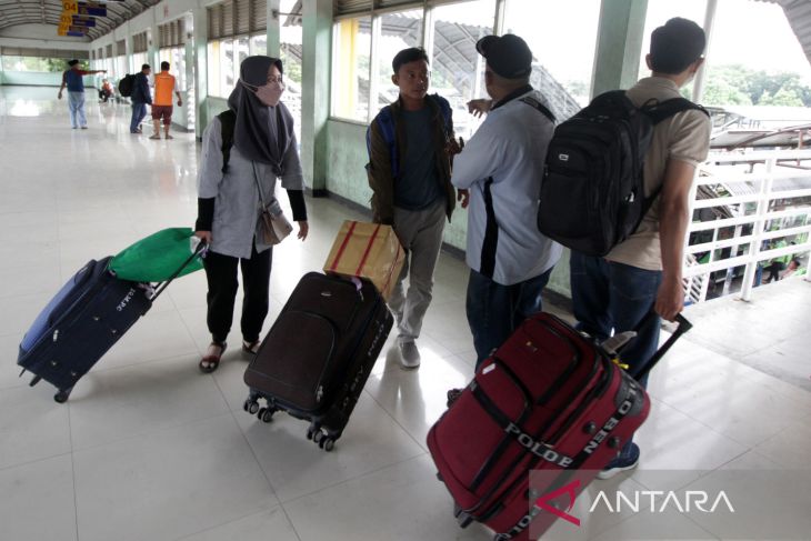 Arus mudik di Terminal Purabaya 