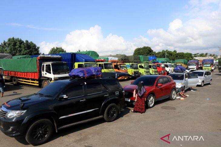 Antrean kendaraan di Pelabuhan LCM Ketapang