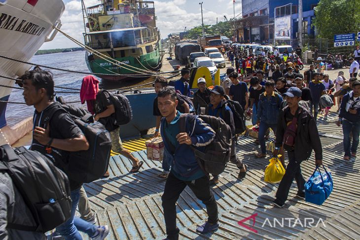 ARUS MUDIK - Penumpang Arus Mudik Di Pelabuhan Trisakti Banjarmasin