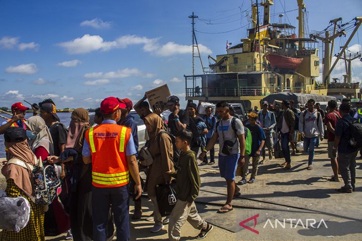 ARUS MUDIK - Penumpang Arus Mudik Di Pelabuhan Trisakti Banjarmasin