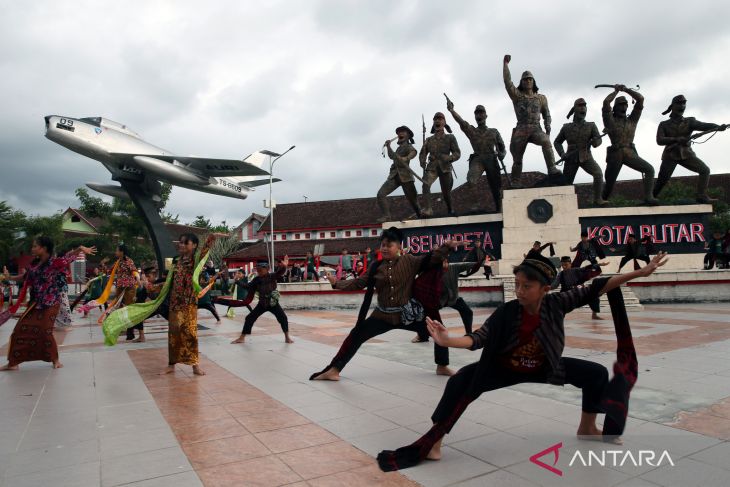 Tari gembyong massal di Monumen Pemberontakan Peta